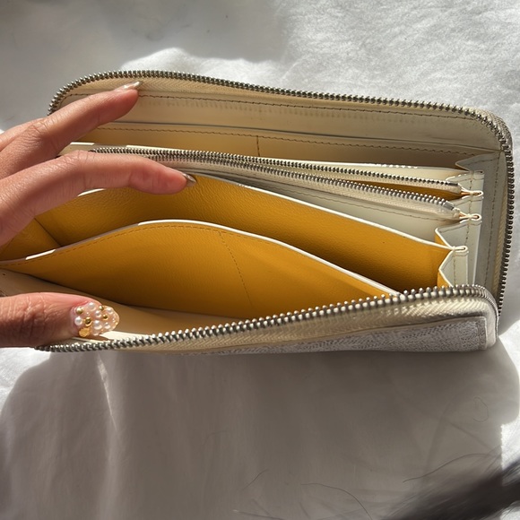 White Goyard Wallet - Picture 5 of 6